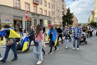 „Vraťte ukradené ukrajinské děti!“ chrastili demonstranti řehtačkami před ruskou ambasádou