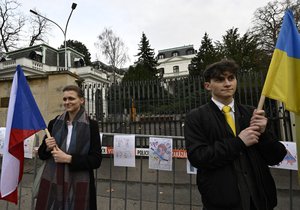 Stovka lidí v Praze vyjádřila podporu Ukrajině v boji s Ruskem