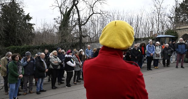 Stovka lidí v Praze vyjádřila podporu Ukrajině v boji s Ruskem