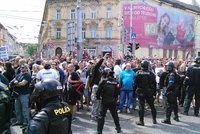 Oběste uprchlíky, řvaly tisíce lidí! Demonstranti se porvali s policií v Bratislavě, na místě byli i Češi