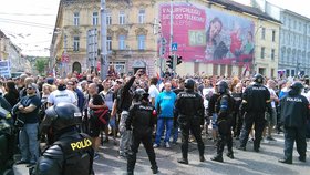 Demonstrace proti uprchlíkům se v Bratislavě zúčastnily tisíce lidí.