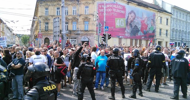 Oběste uprchlíky, řvaly tisíce lidí! Demonstranti se porvali s policií v Bratislavě, na místě byli i Češi