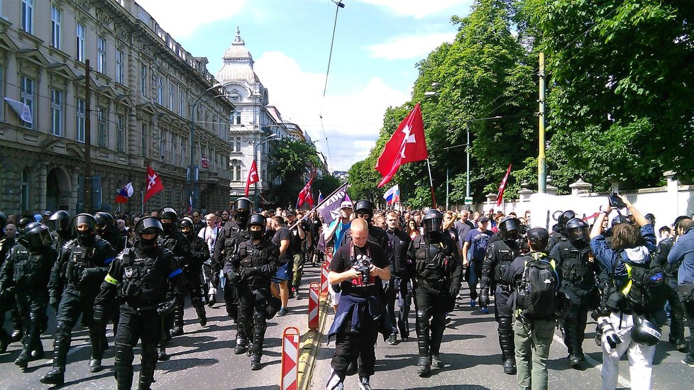 Na demonstranty dohlíželi těžkooděnci.