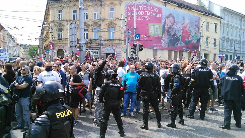 Demonstrace proti uprchlíkům se v Bratislavě zúčastnily tisíce lidí.