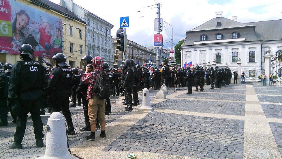 V Bratislavě dav vyjádřil, že má už dost uprchlíků.