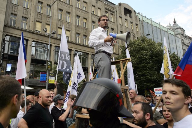 Adam B. Bartoš na demonstraci proti uprchlíkům v Praze na Václavském náměstí