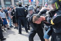 Kvůli uprchlíkům zadržela policie 60 Čechů: Byli agresivní na demonstraci