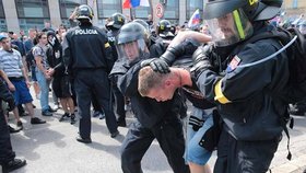 60 Čechů bylo zadrženo v Bratislavě po demonstraci proti uprchlíkům.