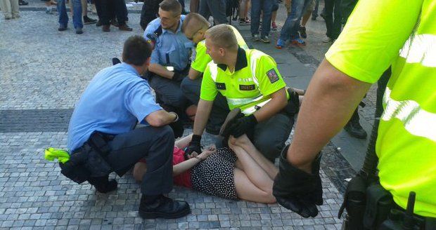 Kateřina protestovala na podporu uprchlíků. Za napadení policisty má podmínku