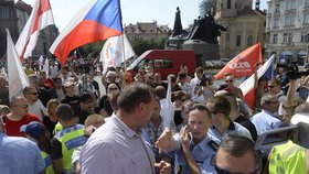 Demonstrace proti uprchlíkům v Praze na Staroměstském náměstí 8. srpna 2015