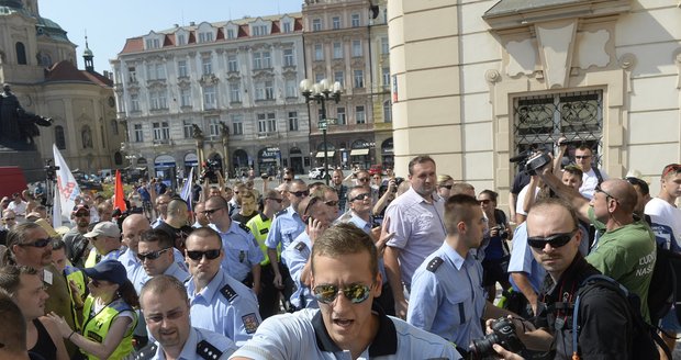 Demonstrace proti uprchlíkům v Praze na Staroměstském náměstí 8. srpna 2015.