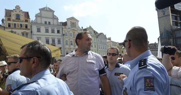 Řečníka z demonstrace proti uprchlíkům obvinili z podněcování nenávisti, je to slovenský nacionalista