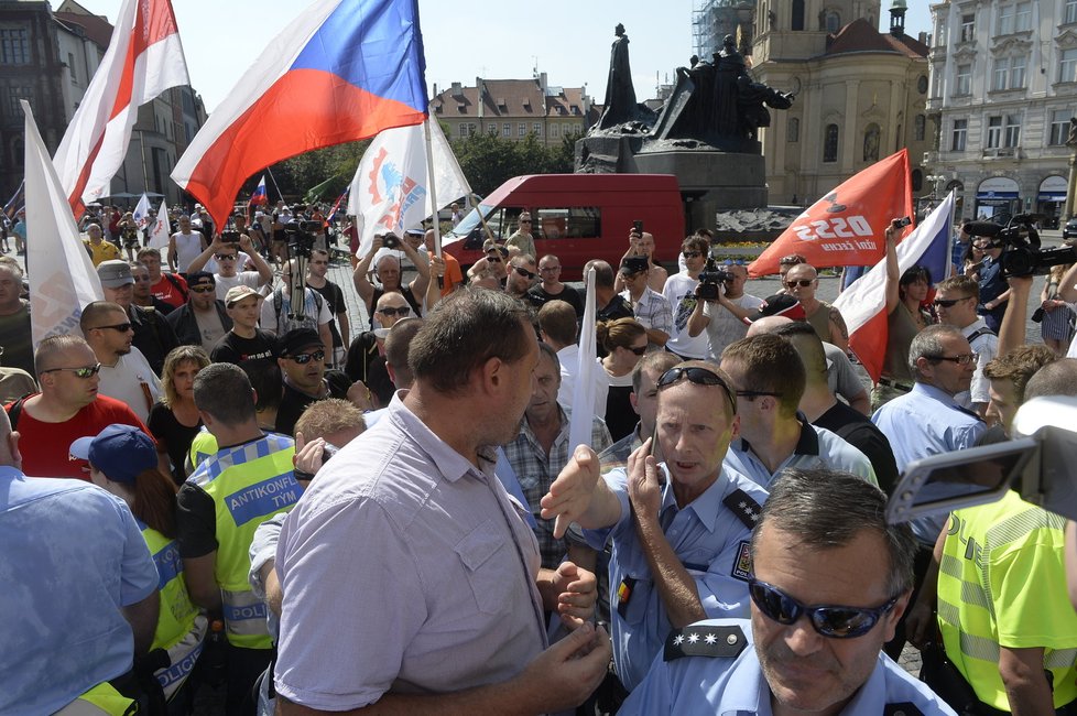 Demonstrace proti uprchlíkům v Praze na Staroměstském náměstí 8. srpna 2015.