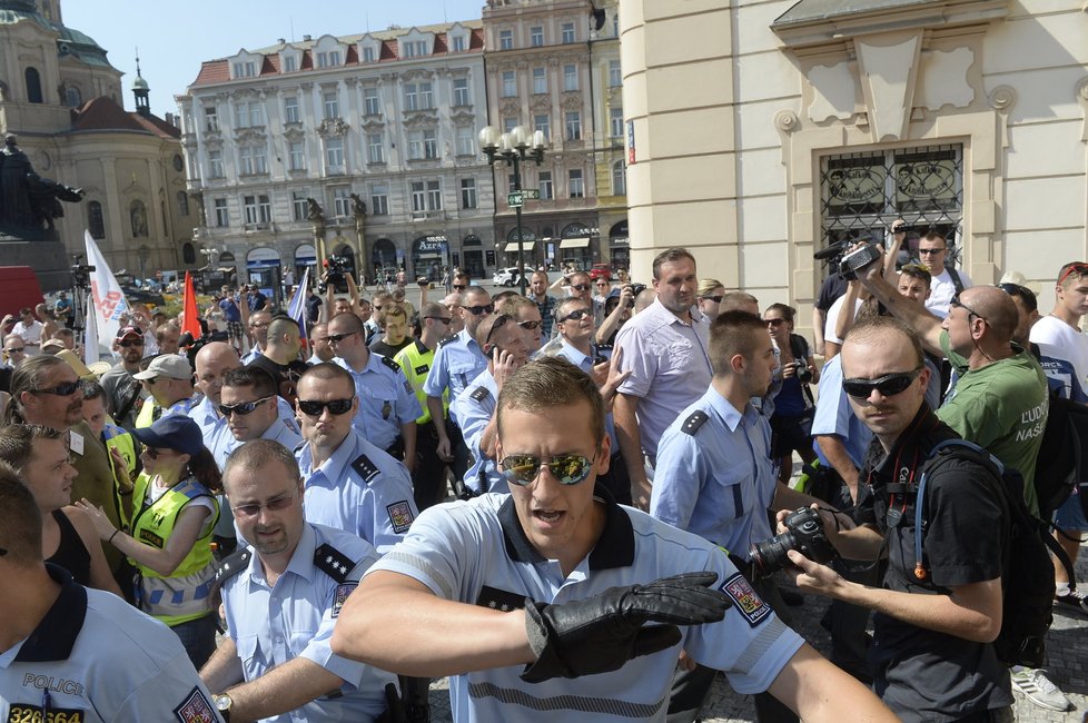 Demonstrace proti uprchlíkům v Praze na Staroměstském náměstí 8. srpna 2015