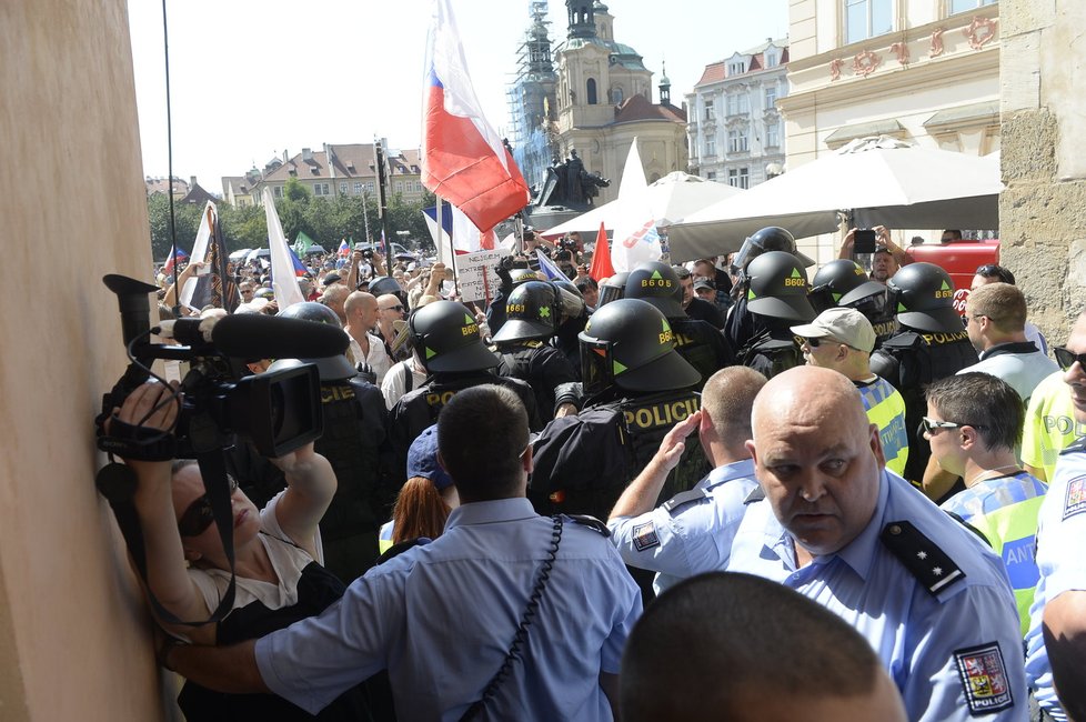 Demonstrace proti uprchlíkům v Praze na Staroměstském náměstí 8. srpna 2015.