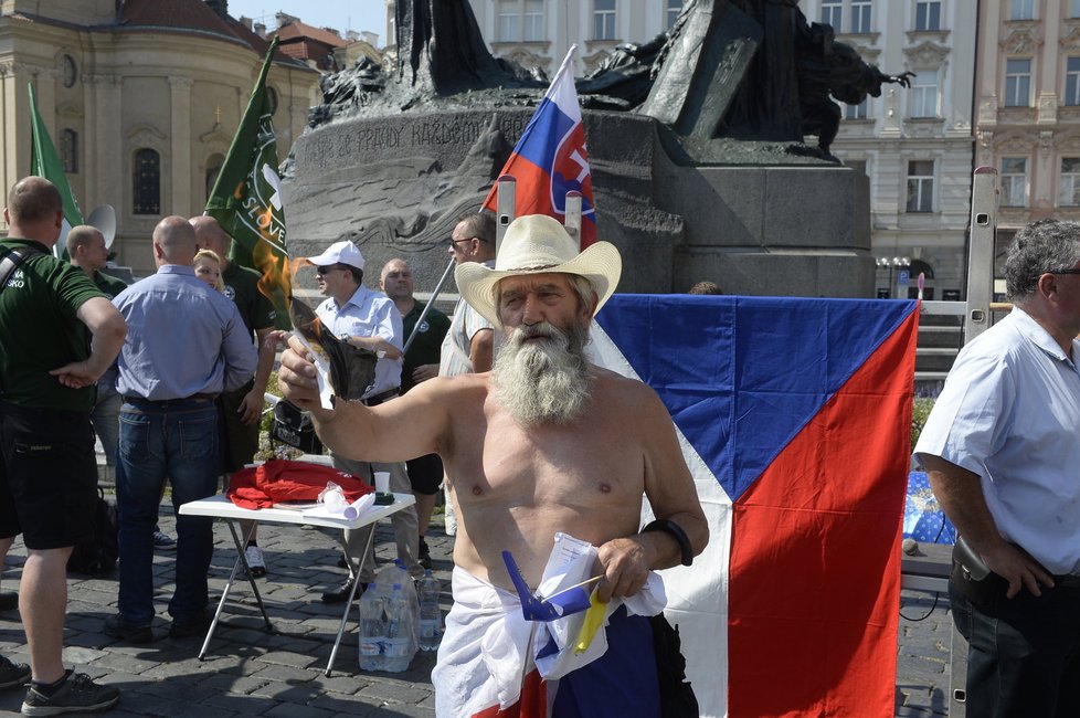 Demonstrace proti uprchlíkům v Praze na Staroměstském náměstí 8. srpna 2015