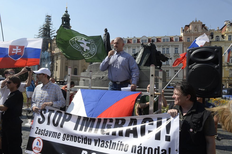 Demonstrace proti uprchlíkům v Praze na Staroměstském náměstí 8. srpna 2015.