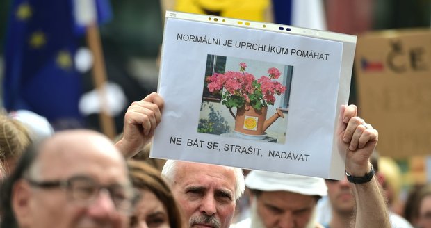 Lidé demonstrovali v centru Prahy na pomoc uprchlíkům