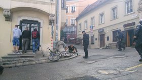 Drsná demonstrace proti uprchlíkům v Bratislavě. Došlo na potyčky s policií.