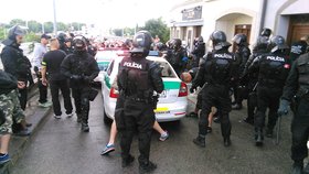 Drsná demonstrace proti uprchlíkům. Policie zatkla 60 Čechů.