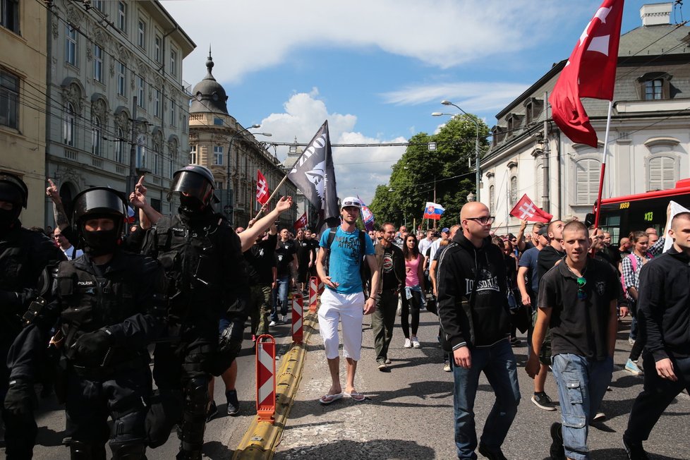 Drsná demonstrace proti uprchlíkům v Bratislavě. Došlo na potyčky s policií a zatýkání.