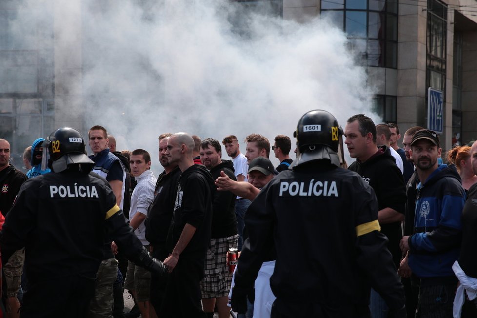 Drsná demonstrace proti uprchlíkům v Bratislavě. Došlo na potyčky s policií a zatýkání.