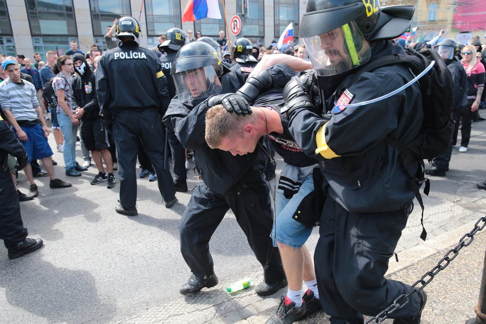 Drsná demonstrace proti uprchlíkům v Bratislavě. Došlo na potyčky s policií a zatýkání.