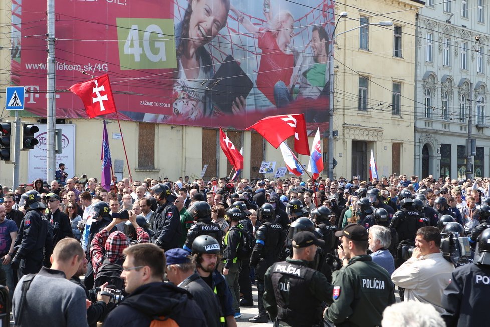 Drsná demonstrace proti uprchlíkům v Bratislavě. Došlo na potyčky s policií a zatýkání.