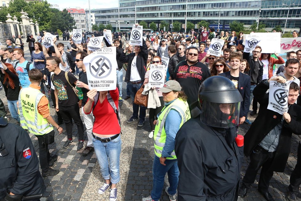 Drsná demonstrace proti uprchlíkům v Bratislavě. Došlo na potyčky s policií a zatýkání.