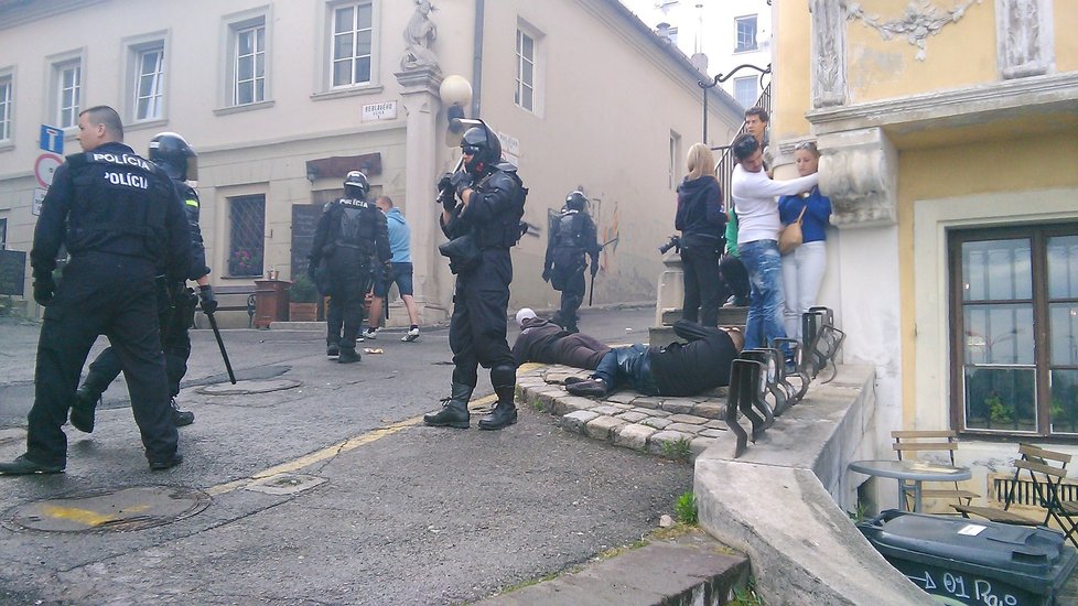 Drsná demonstrace proti uprchlíkům v Bratislavě. Došlo na potyčky s policií a zatýkání.