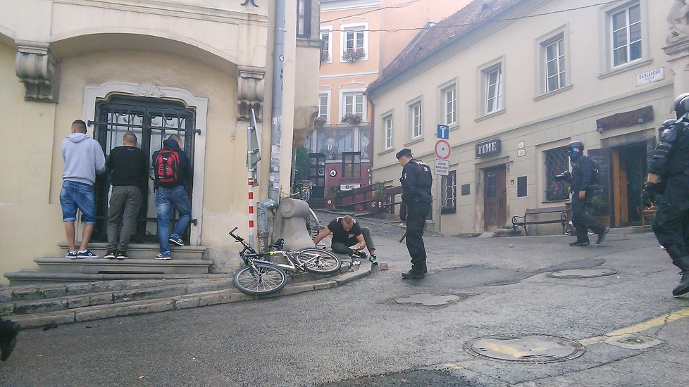 Drsná demonstrace proti uprchlíkům v Bratislavě. Došlo na potyčky s policií a zatýkání.