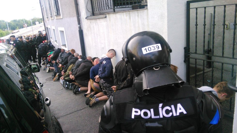 Drsná demonstrace proti uprchlíkům v Bratislavě. Došlo na potyčky s policií a zatýkání.