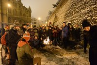 Demonstrace za zákon o sociálním bydlení: Před Úřadem vlády se v mrazu spalo i grilovalo