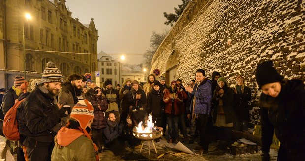 Demonstrace za zákon o sociálním bydlení: Před Úřadem vlády se v mrazu spalo i grilovalo