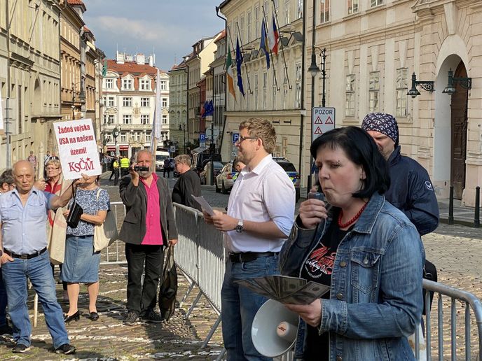 Demonstrace KSČM proti obranné smlouvě Česka s USA