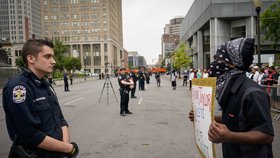 Při demonstraci proti rasismu v americkém Louisville byl zastřelen člověk. (27.6.2020)