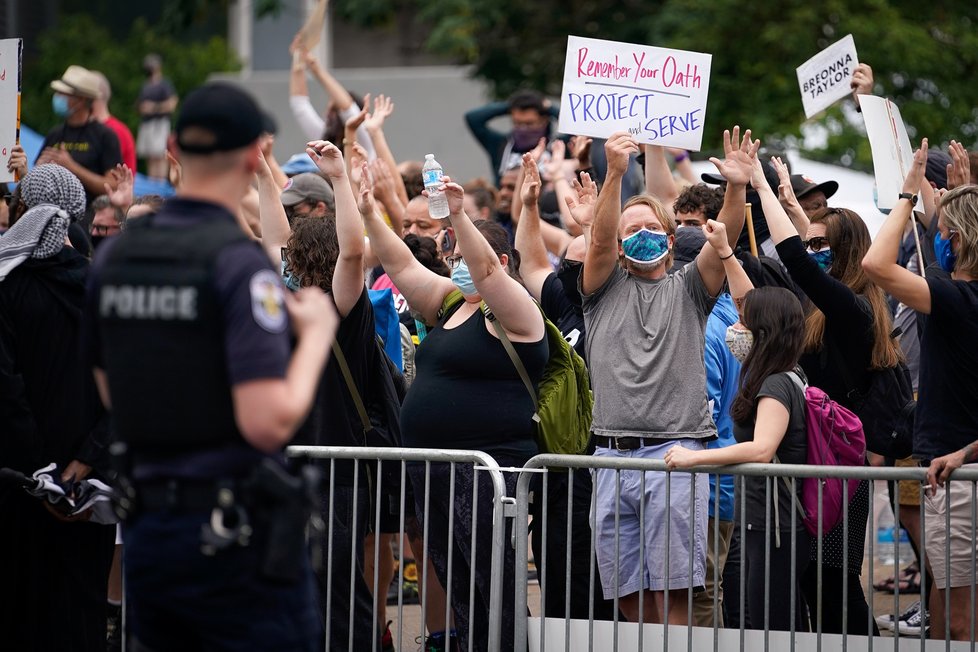 Při demonstraci proti rasismu v americkém Louisville byl zastřelen člověk. (27.6.2020)