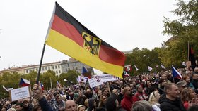 Na demonstraci odpůrců EU, migrace a islámu na náměstí Míru v Praze se sešly 28. října stovky lidí.