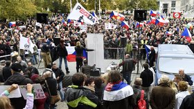 Na demonstraci odpůrců EU, migrace a islámu na náměstí Míru v Praze se sešly 28. října stovky lidí.