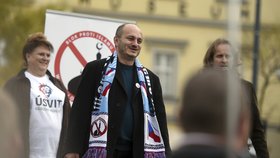 Protestní shromáždění proti nelegální imigraci 28. října 2015 na Masarykově náměstí v Ostravě. Zleva jsou poslankyně za hnutí Úsvit – Národní koalice Olga Havlová a aktivista Martin Konvička.