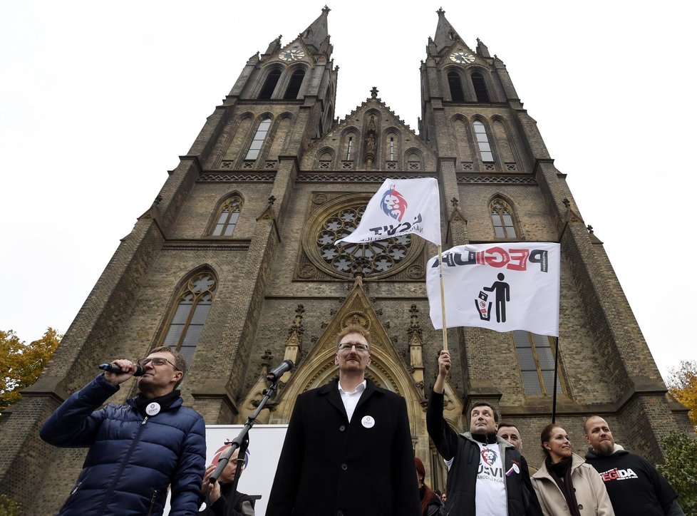 Marek Černoch z hnutí Úsvit – Národní koalice (uprostřed) na demonstraci odpůrců EU, migrace a islámu 28. října na náměstí Míru v Praze