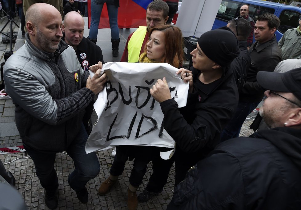 Na demonstraci odpůrců EU, migrace a islámu na náměstí Míru v Praze došlo 28. října k potyčkám s jejich protivníky