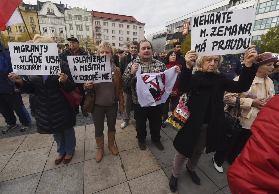 Protestní shromáždění proti nelegální imigraci 28. října na Masarykově náměstí v Ostravě