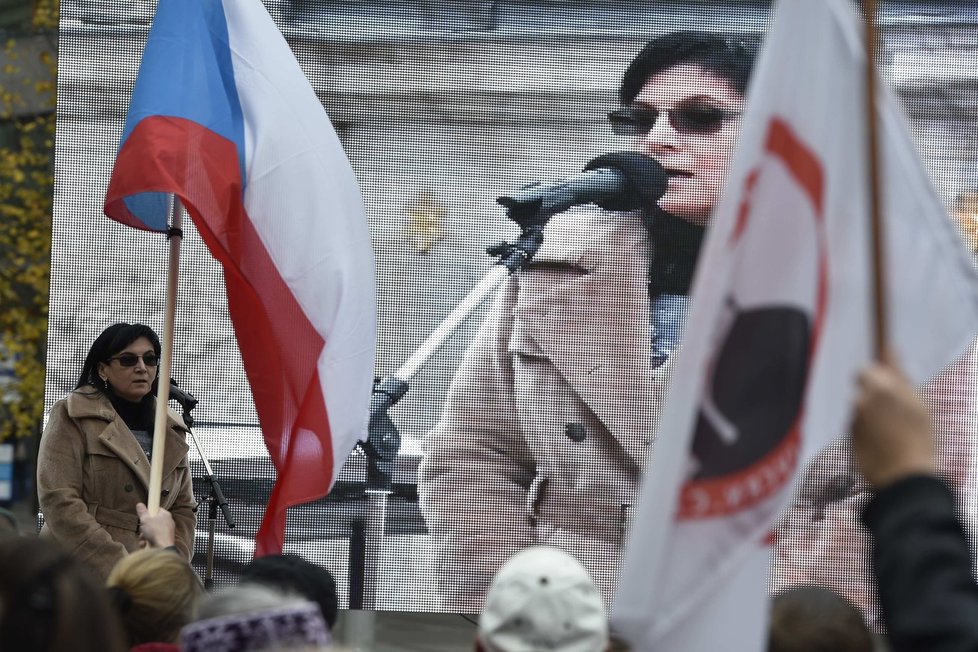 Protestní shromáždění proti nelegální imigraci 28. října v Brně. Na snímku advokátka Klára Samková