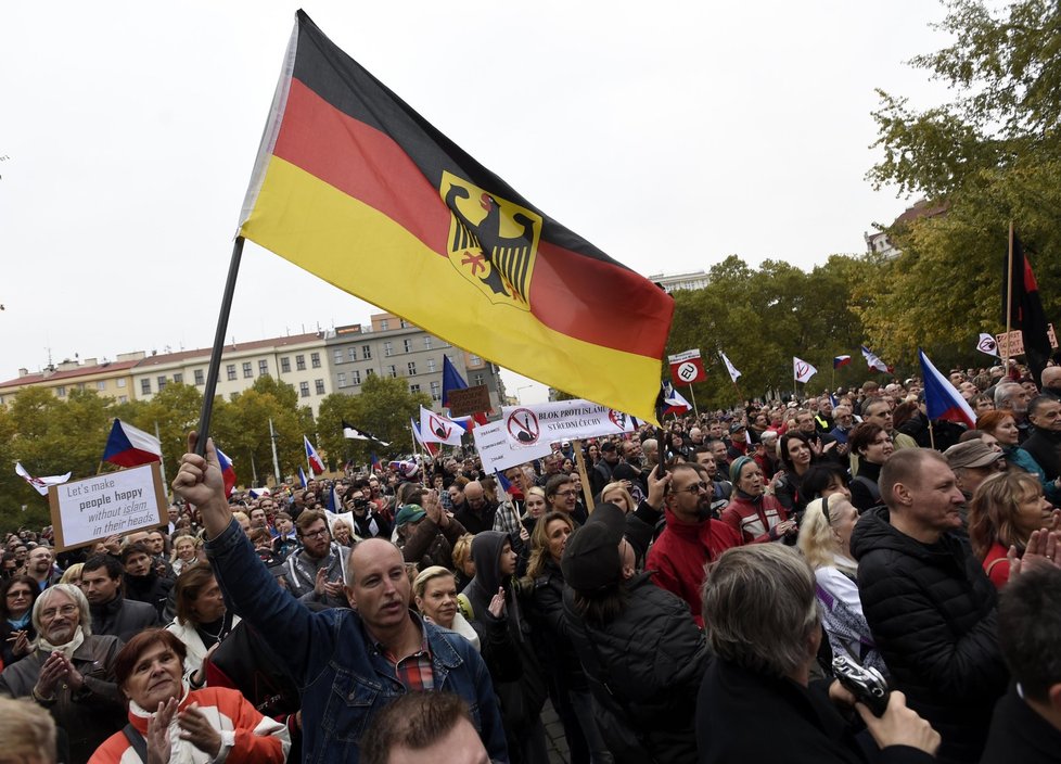 Na demonstraci odpůrců EU, migrace a islámu na náměstí Míru v Praze se sešly 28. října stovky lidí