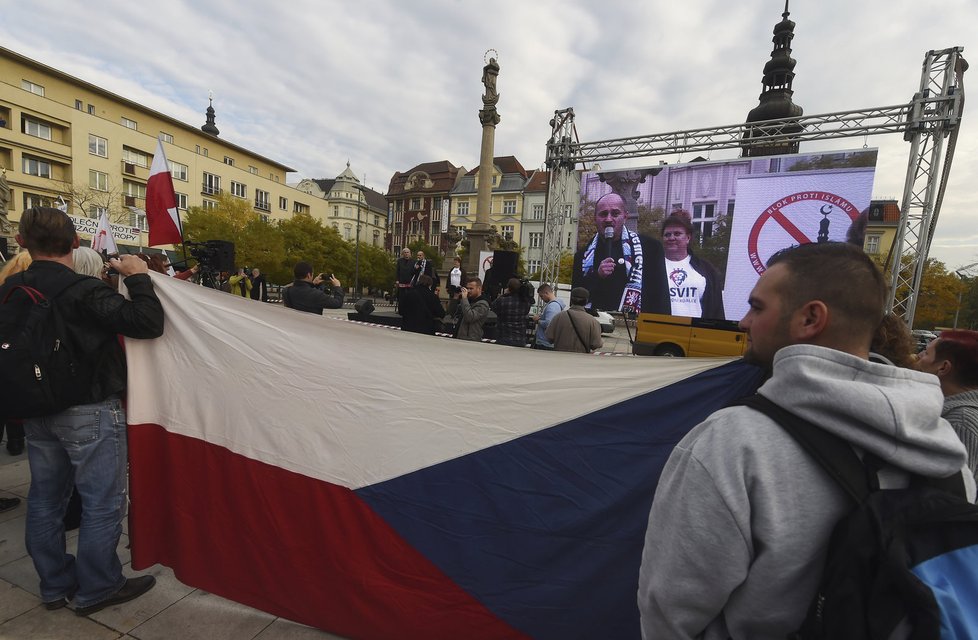 Protestní shromáždění proti nelegální imigraci 28. října na Masarykově náměstí v Ostravě