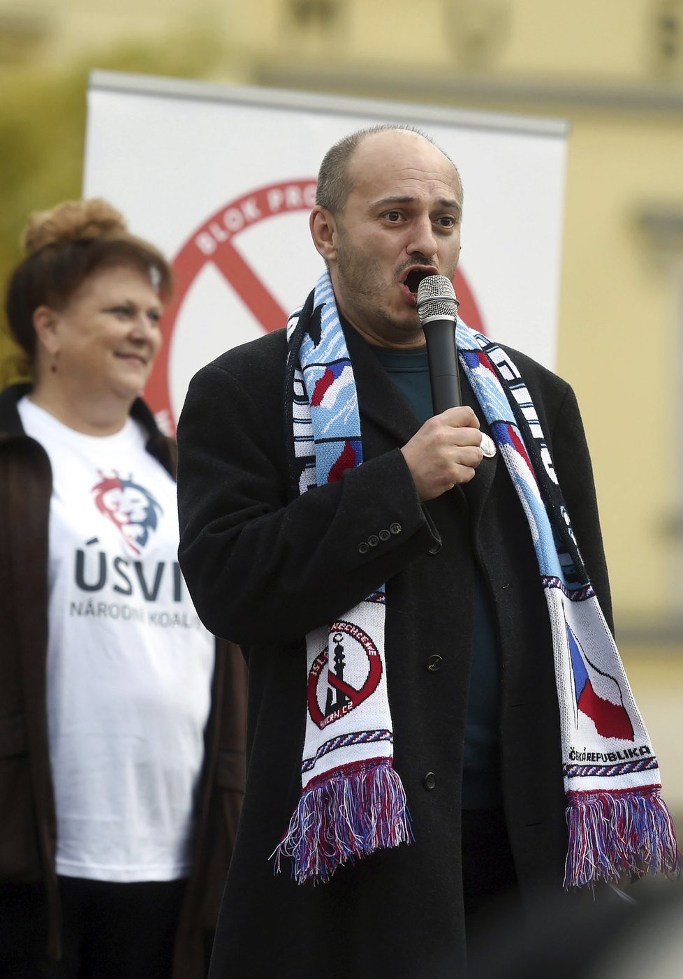 Protestní shromáždění proti nelegální imigraci 28. října na Masarykově náměstí v Ostravě. Zleva jsou poslankyně za hnutí Úsvit - Národní koalice Olga Havlová a aktivista Martin Konvička.