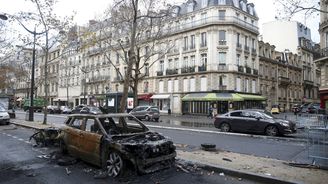 Paříž jako v apokalyptickém filmu. Prohlédněte si následky mohutných demonstrací