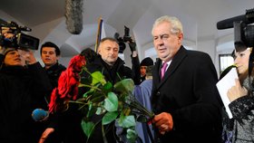 Miloš Zeman na Národní třídě v listopadu 2012. Tehdy ještě prezidentem nebyl.