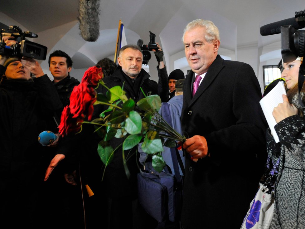 Miloš Zeman vloni položil 17. listopadu v Praze na Národní třídě kytici k památníku listopadových událostí. Letos tak učiní určitě znovu.